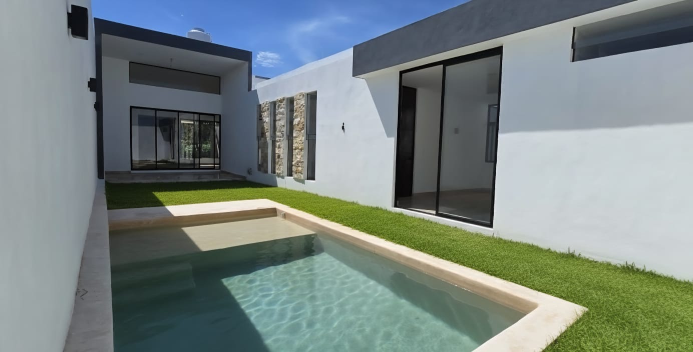 Alberca privada en residencia contemporánea
