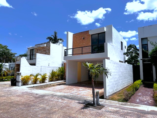 Fachada moderna de residencia premium en Mérida Norte
